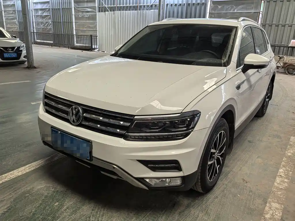 Volkswagen Tiguan L 2018 — фото 1