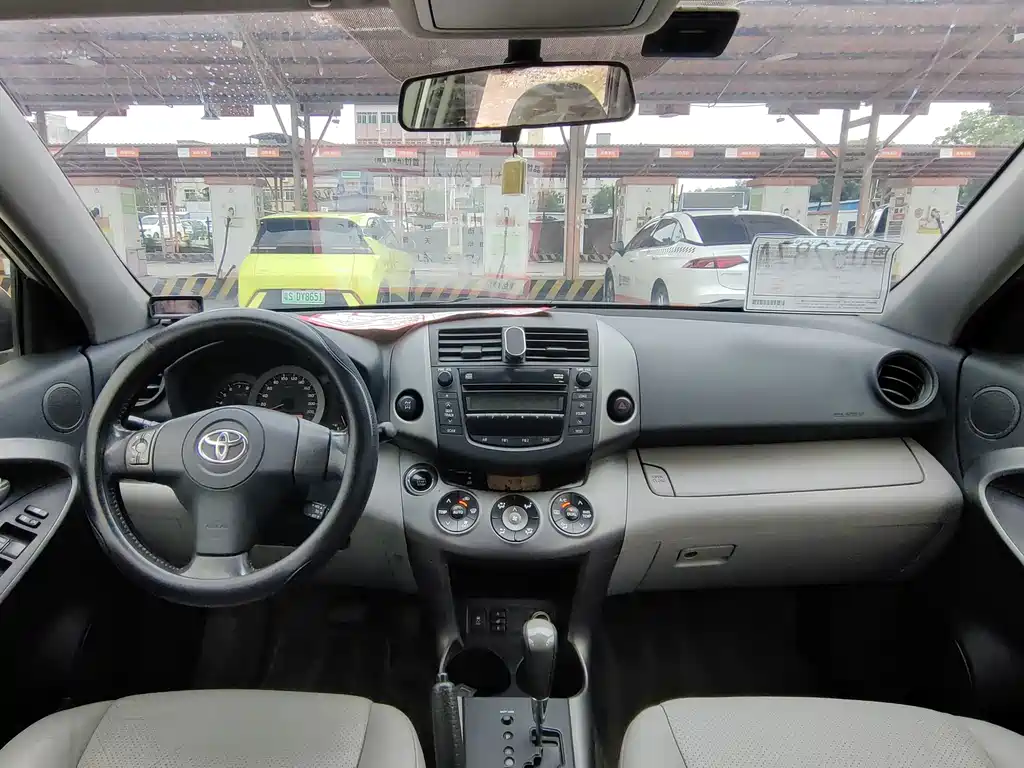 Toyota RAV4 2010 — фото 16