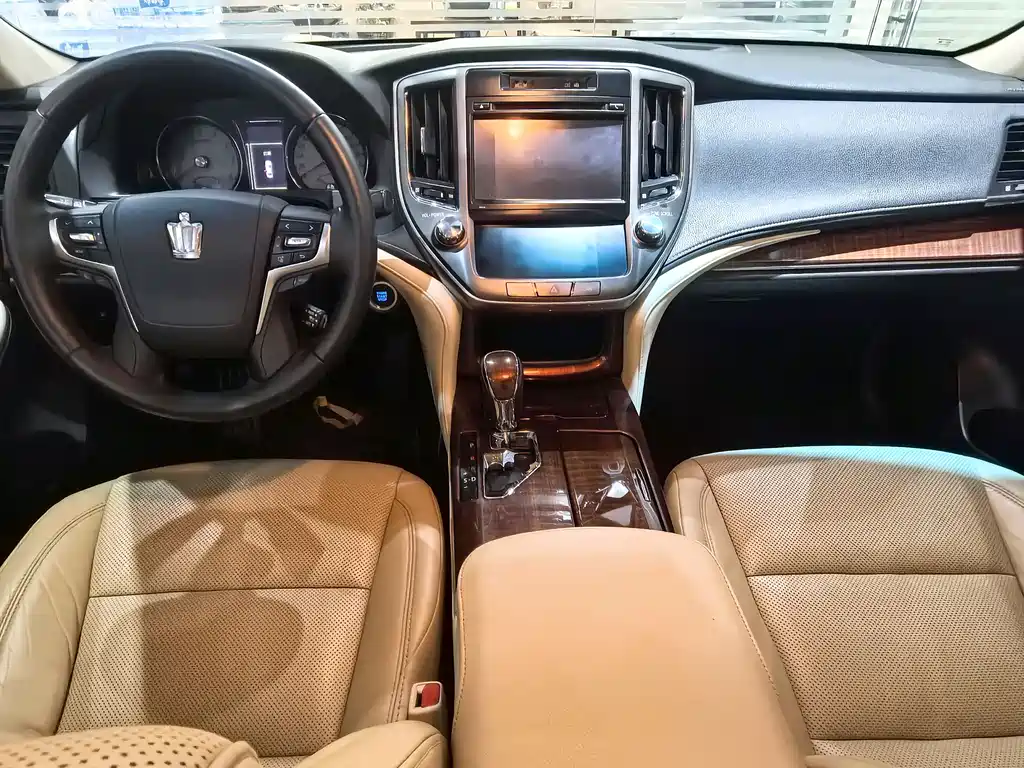 Toyota Crown 2016 — фото 8