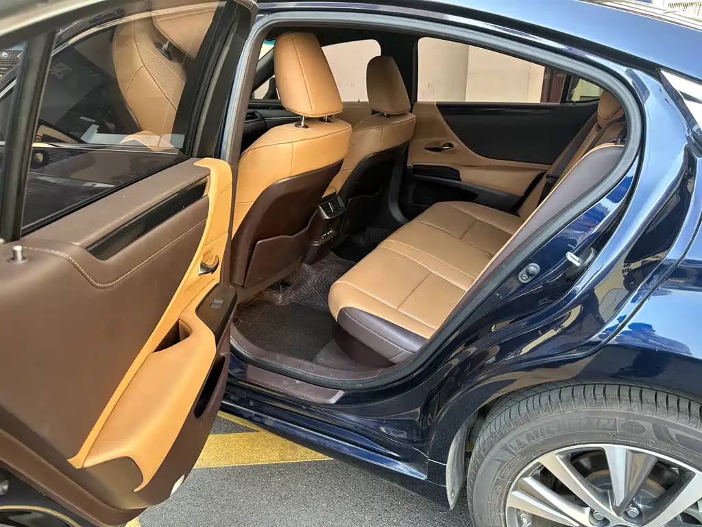 Lexus ES 2020 — фото 15