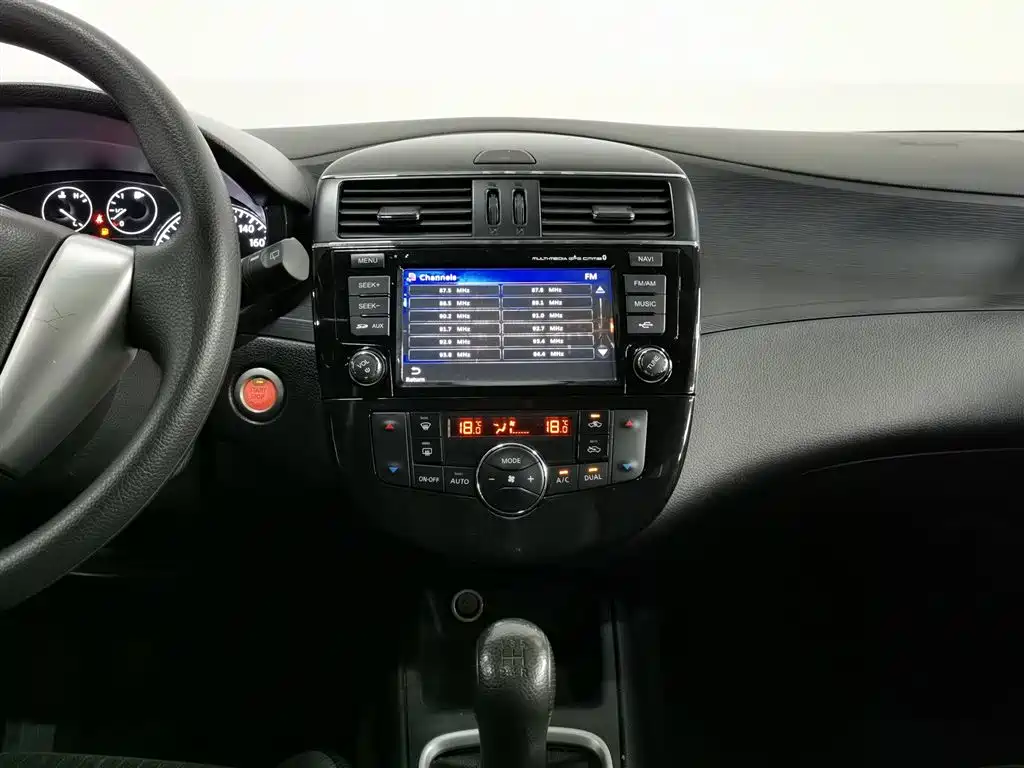 Nissan Tiida 2013 — фото 12