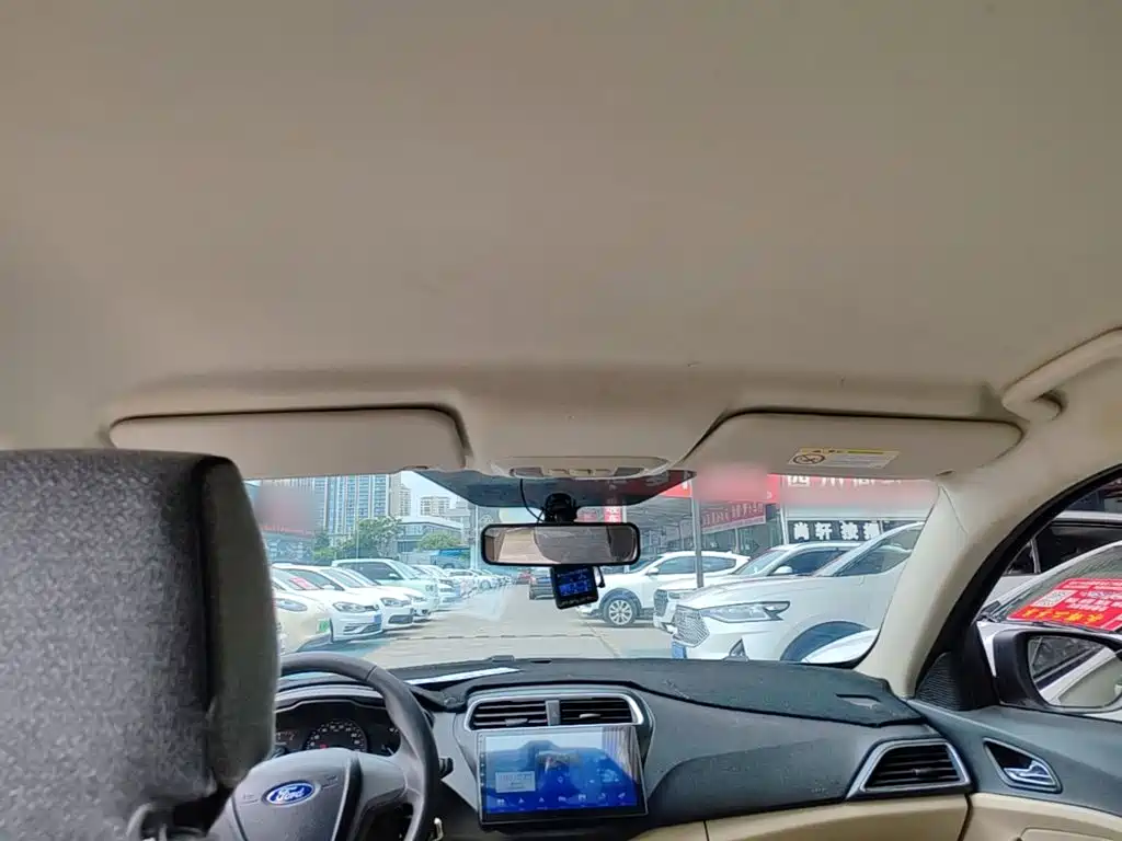 Ford Escort 2015 — фото 18