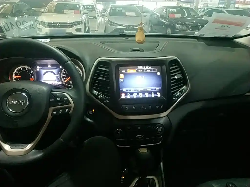 Jeep Cherokee 2015 — фото 10