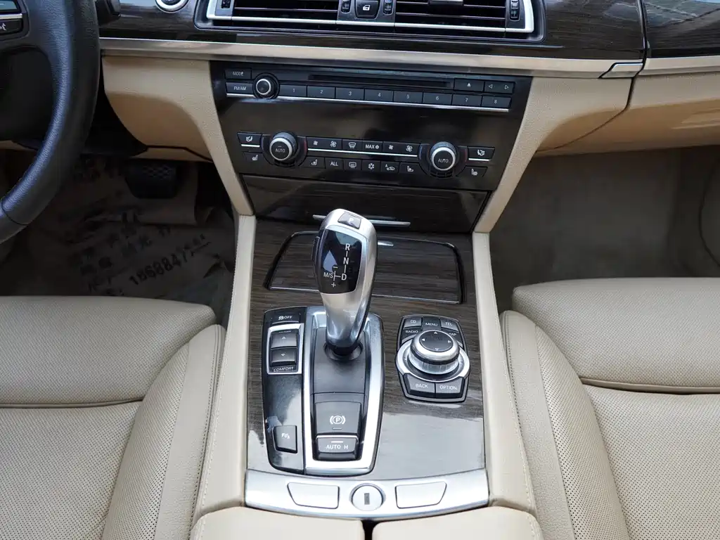 BMW 7 Series 2010 — фото 10