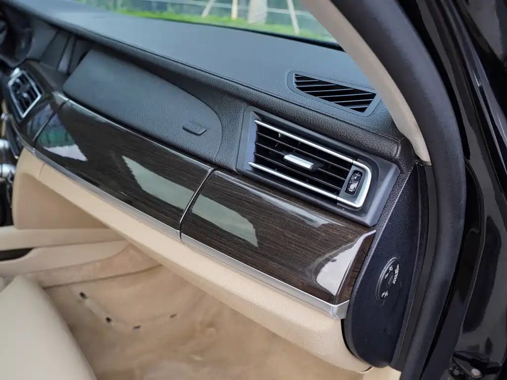 BMW 7 Series 2010 — фото 24