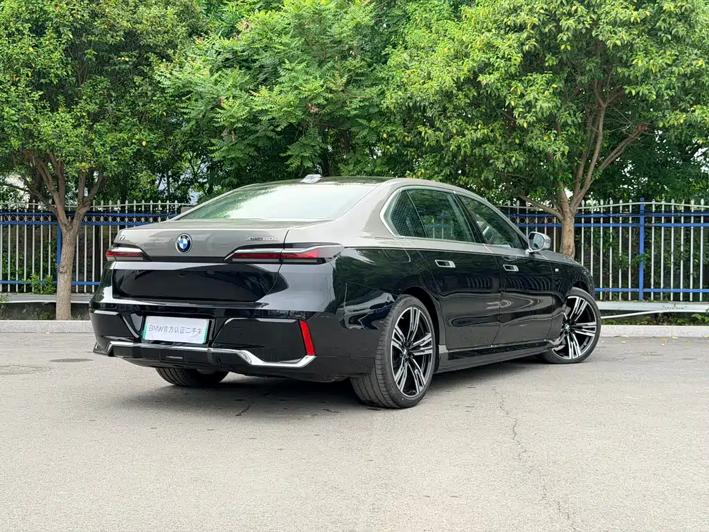 BMW i7 2023 — фото 10