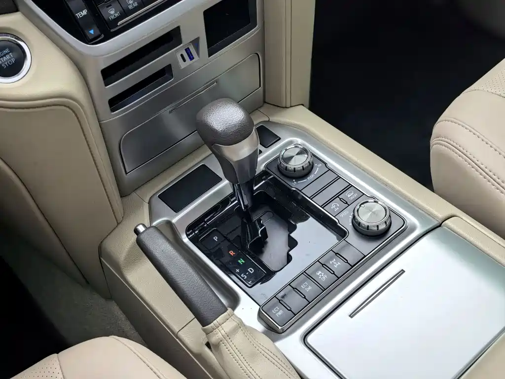 Toyota Land Cruiser 2020 — фото 12