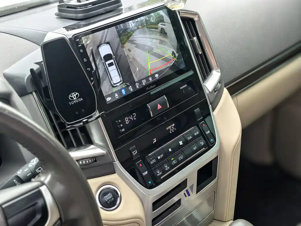 Toyota Land Cruiser 2020 — фото 16