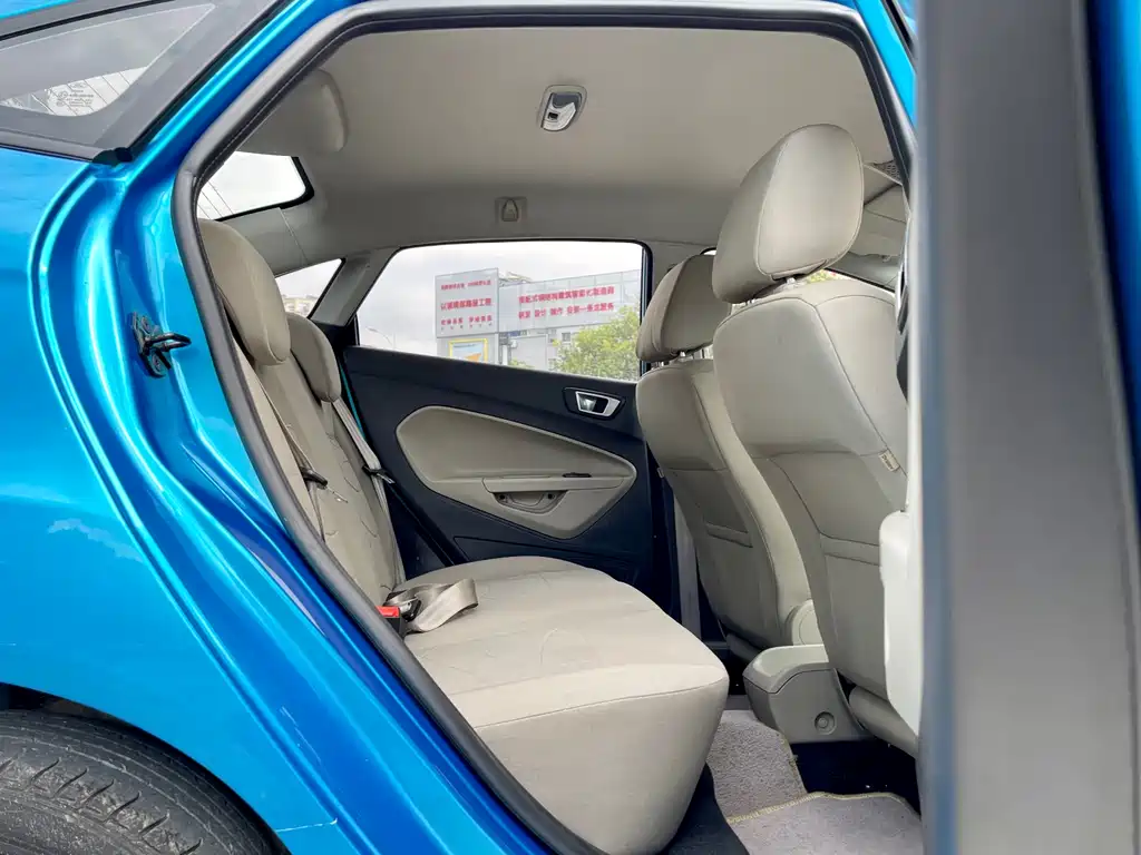 Ford Fiesta 2013 — фото 12