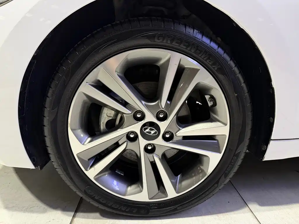 Hyundai Elantra 2018 — фото 12