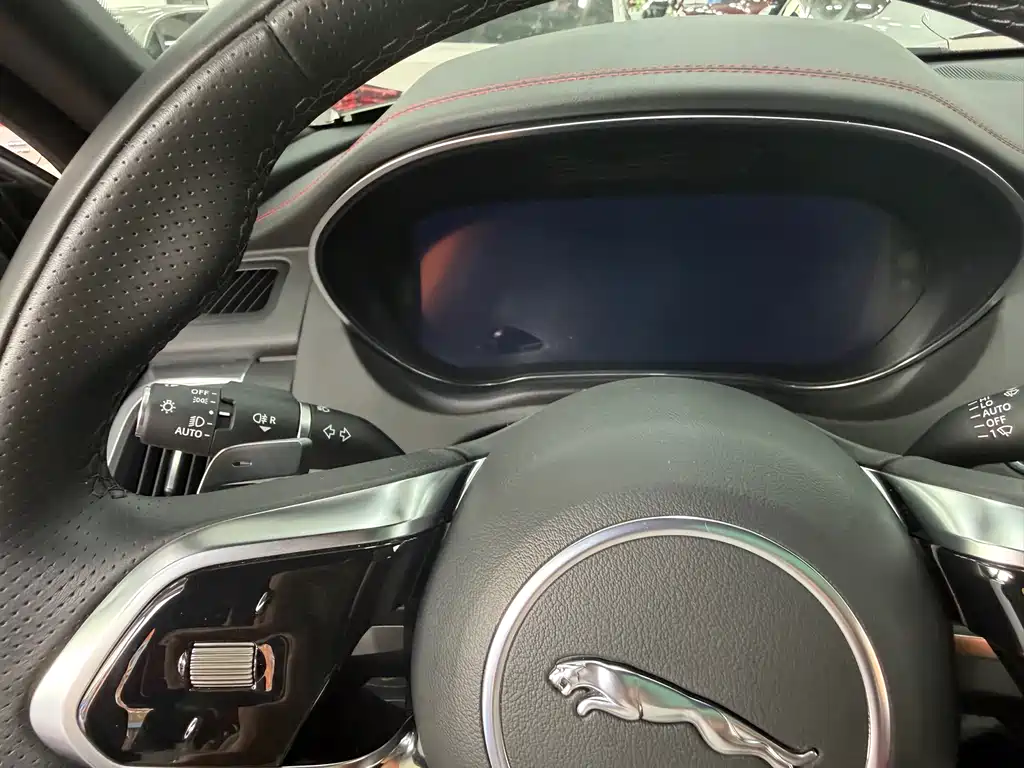 Jaguar E-PACE 2023 — фото 12