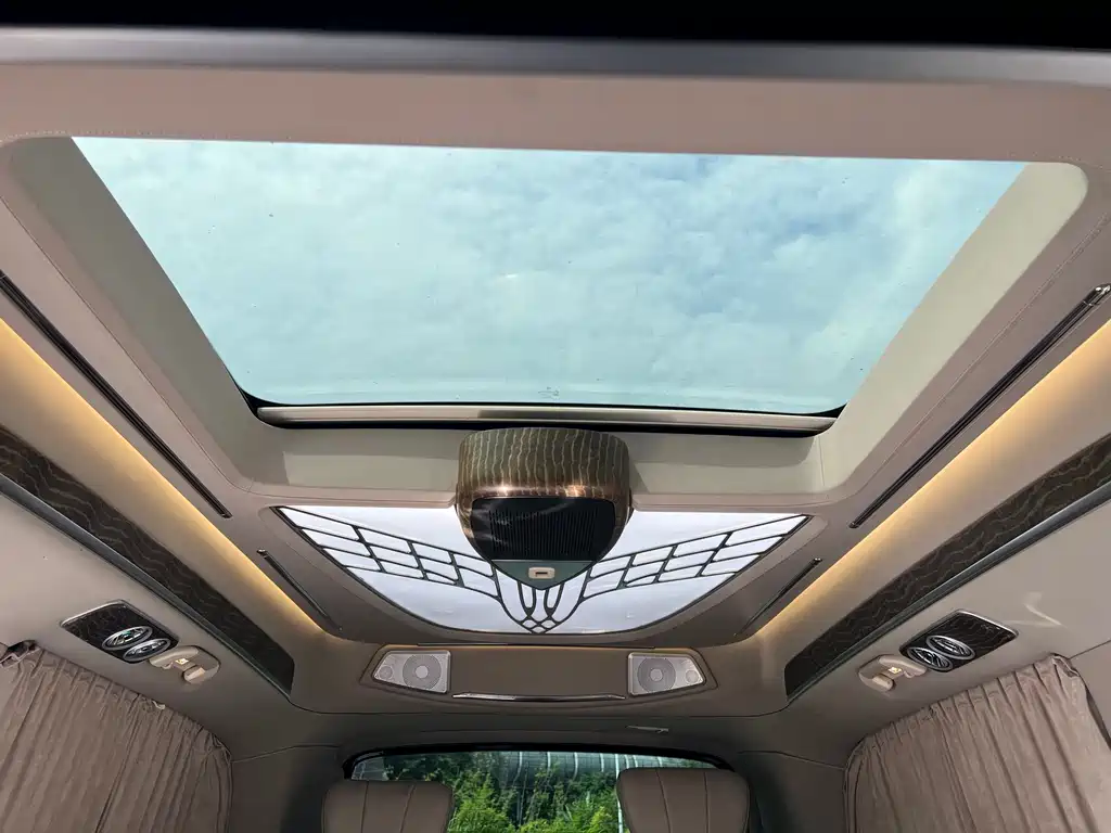 Mercedes-Benz V-Class 2023 — фото 24