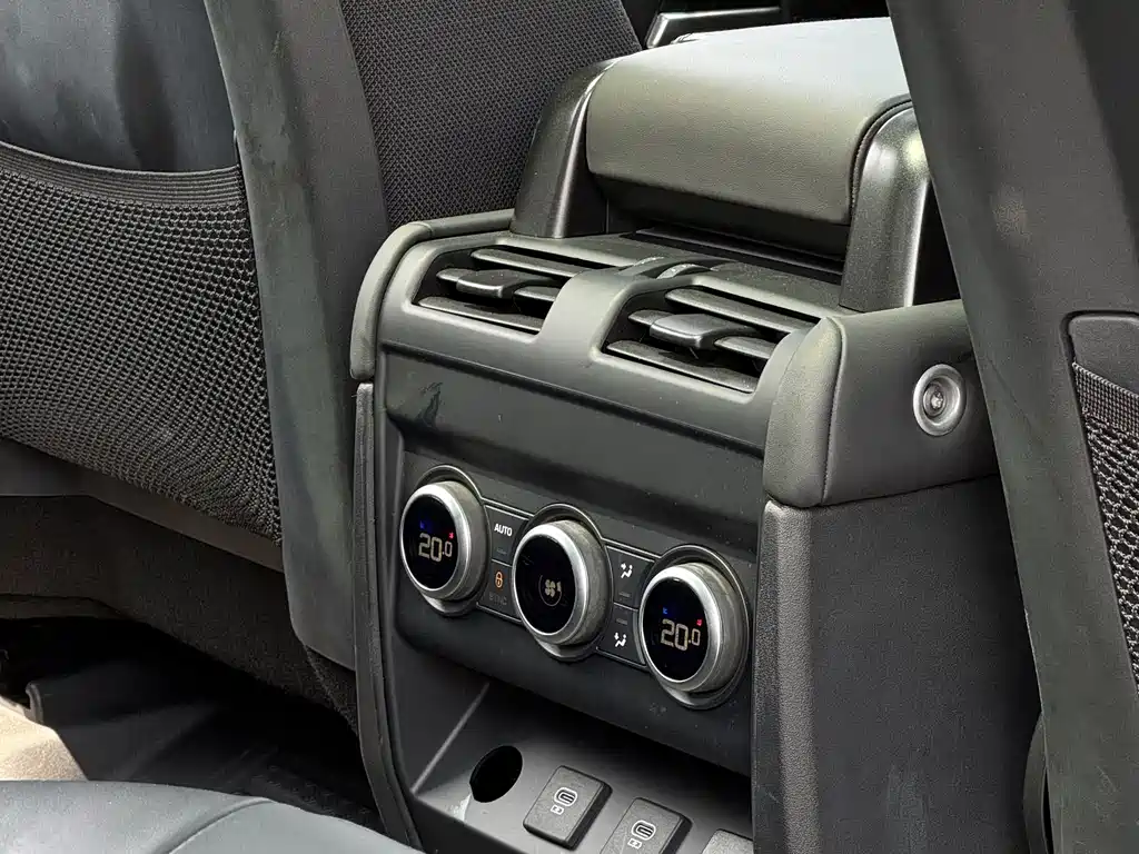 Land Rover Defender 2024 — фото 22