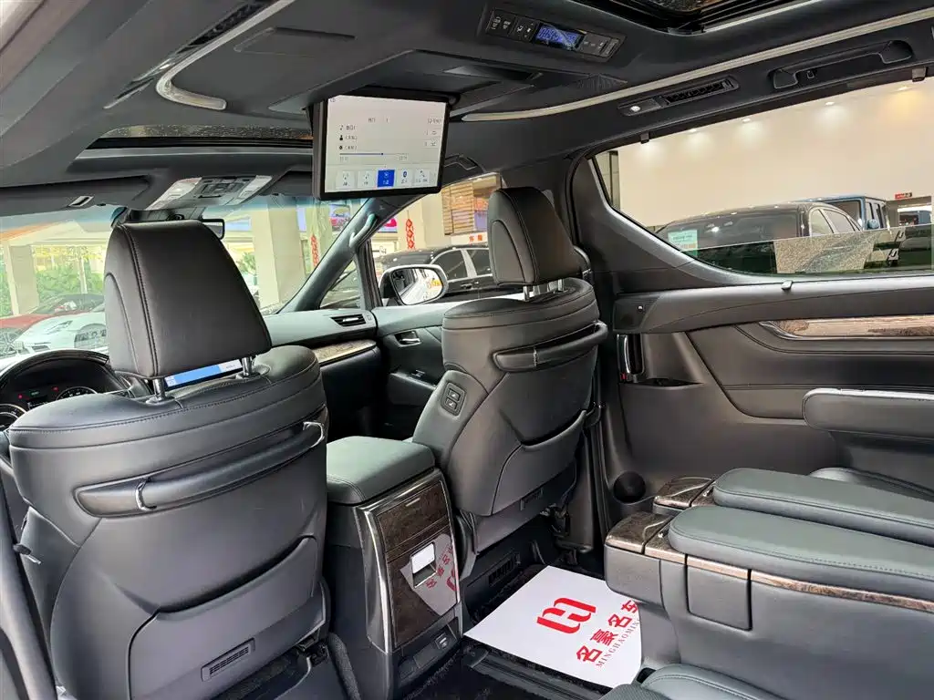 Toyota Alphard 2023 — фото 13