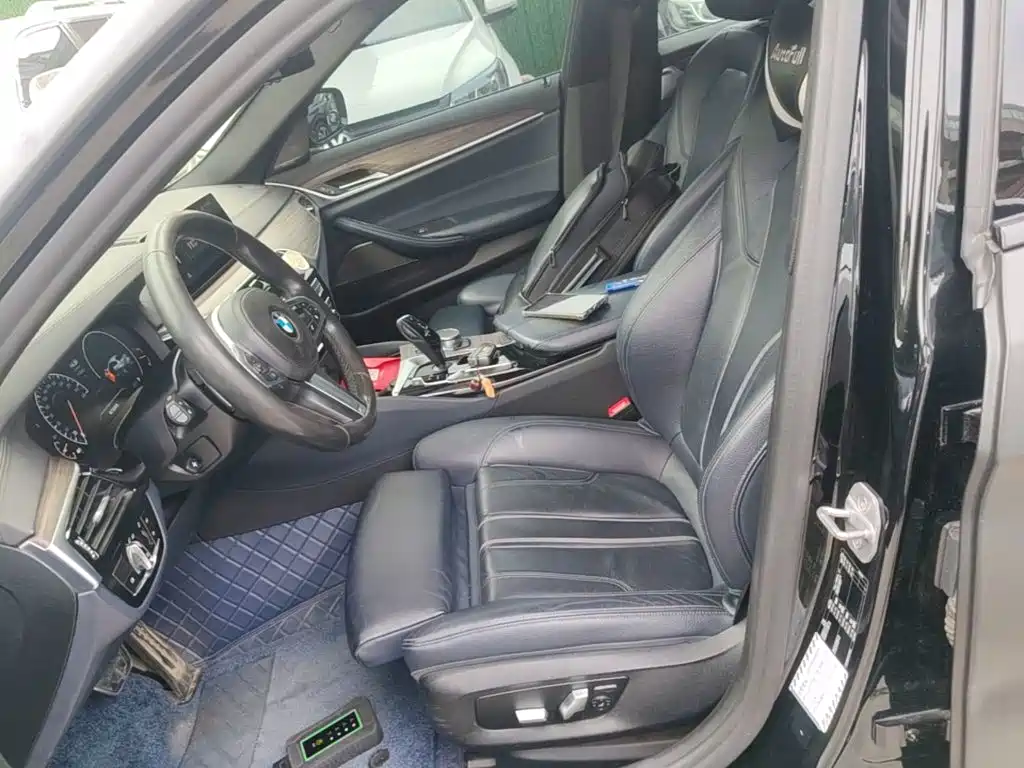 BMW 5 Series 2019 — фото 15