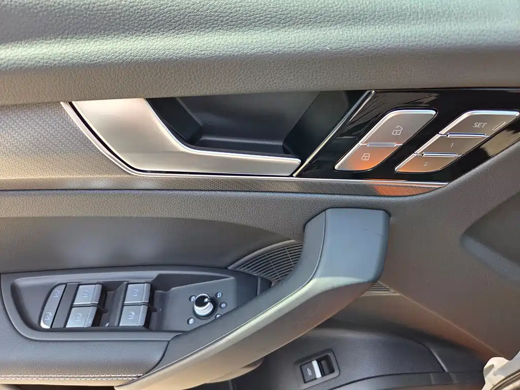 Audi Q5L 2025 — фото 15