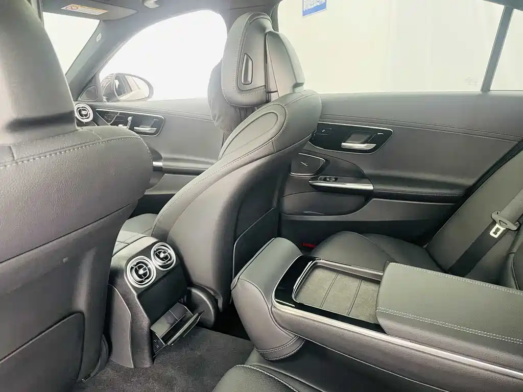 Mercedes-Benz C-Class 2025 — фото 11