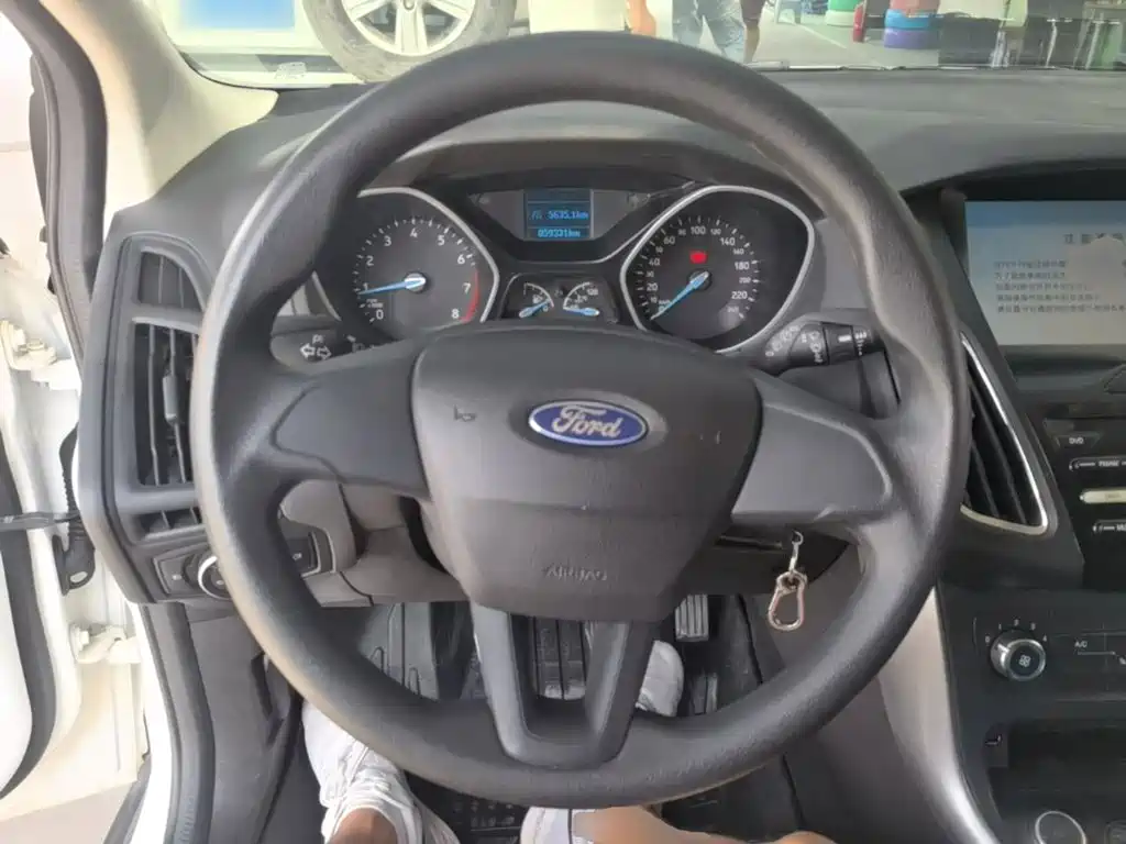 Ford Focus 2017 — фото 11