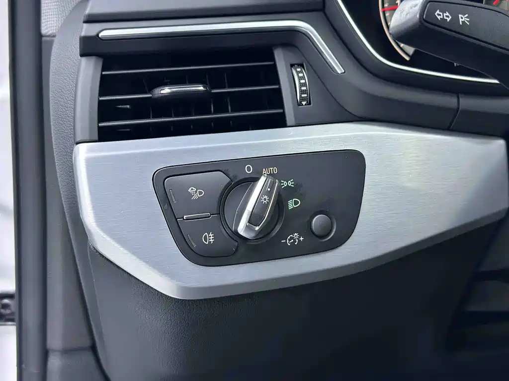 Audi A4L 2023 — фото 7