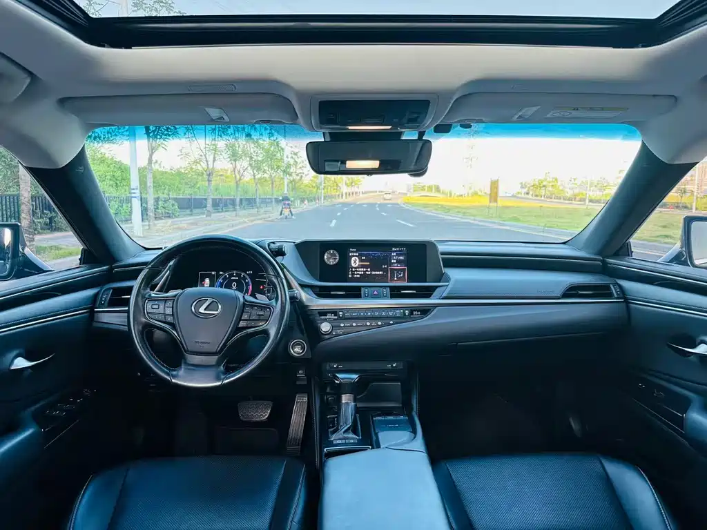Lexus ES 2020 — фото 10