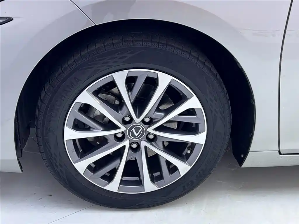 Lexus ES 2022 — фото 13