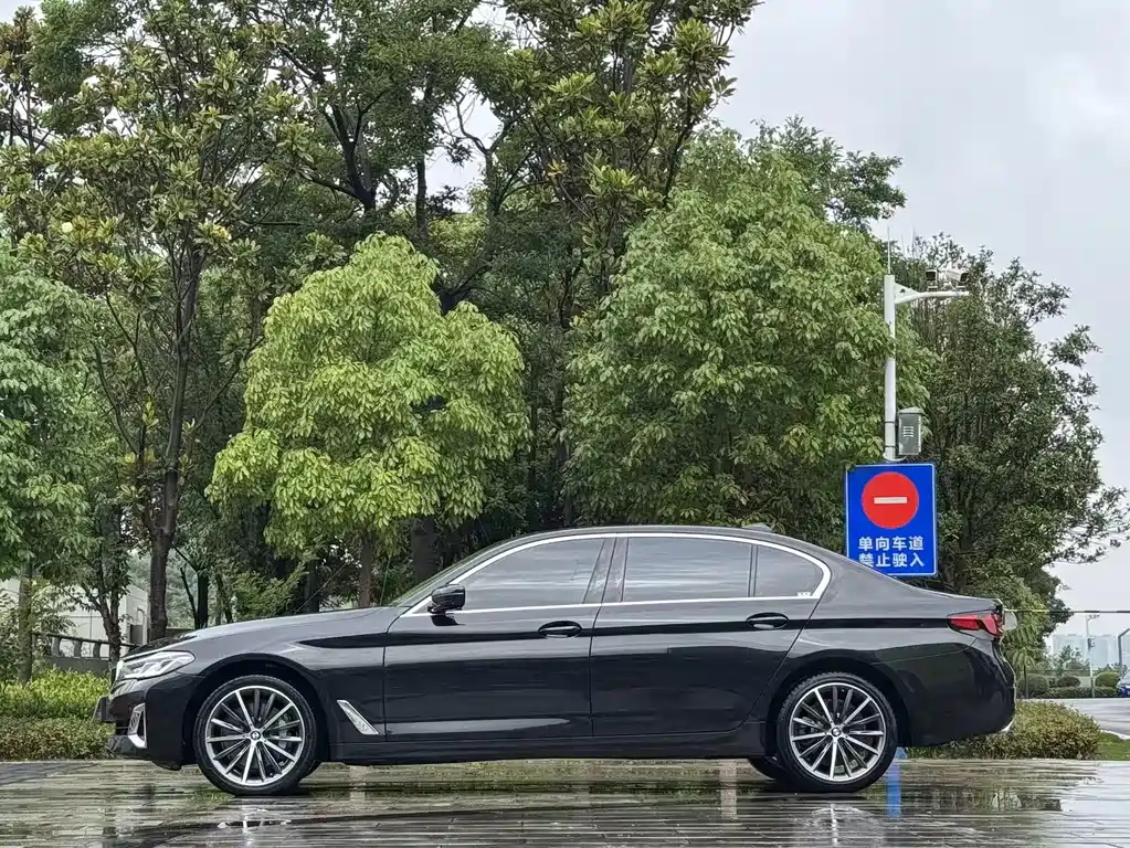BMW 5 Series 2021 — фото 10