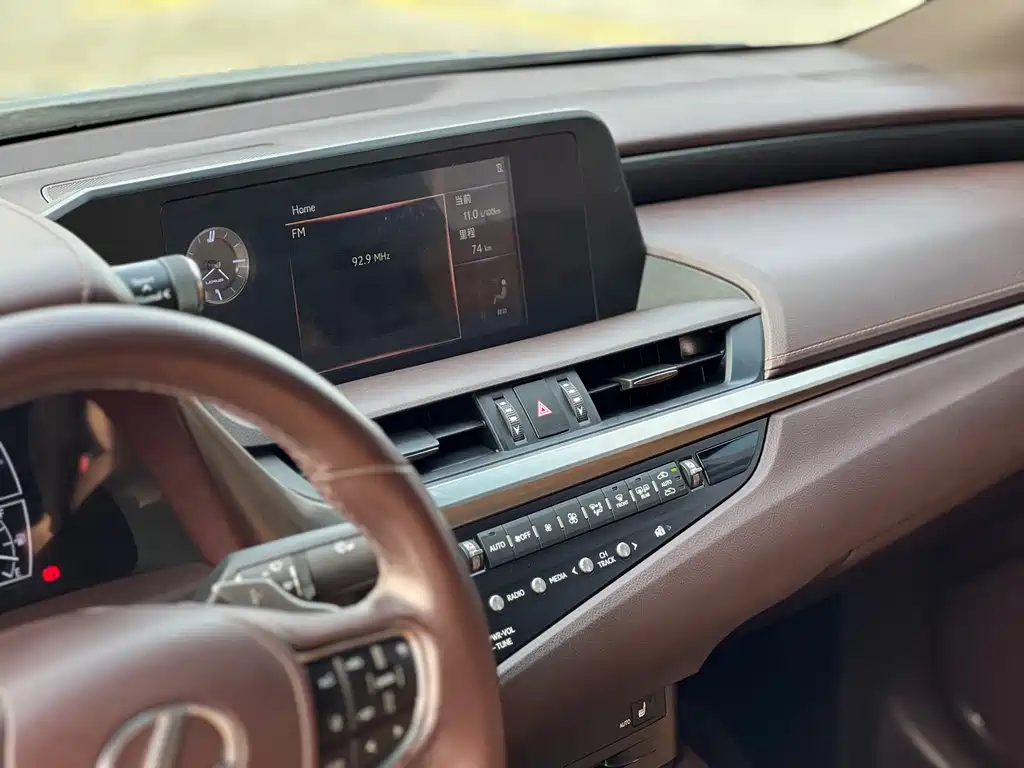 Lexus ES 2019 — фото 15