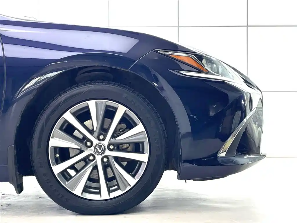 Lexus ES 2021 — фото 16
