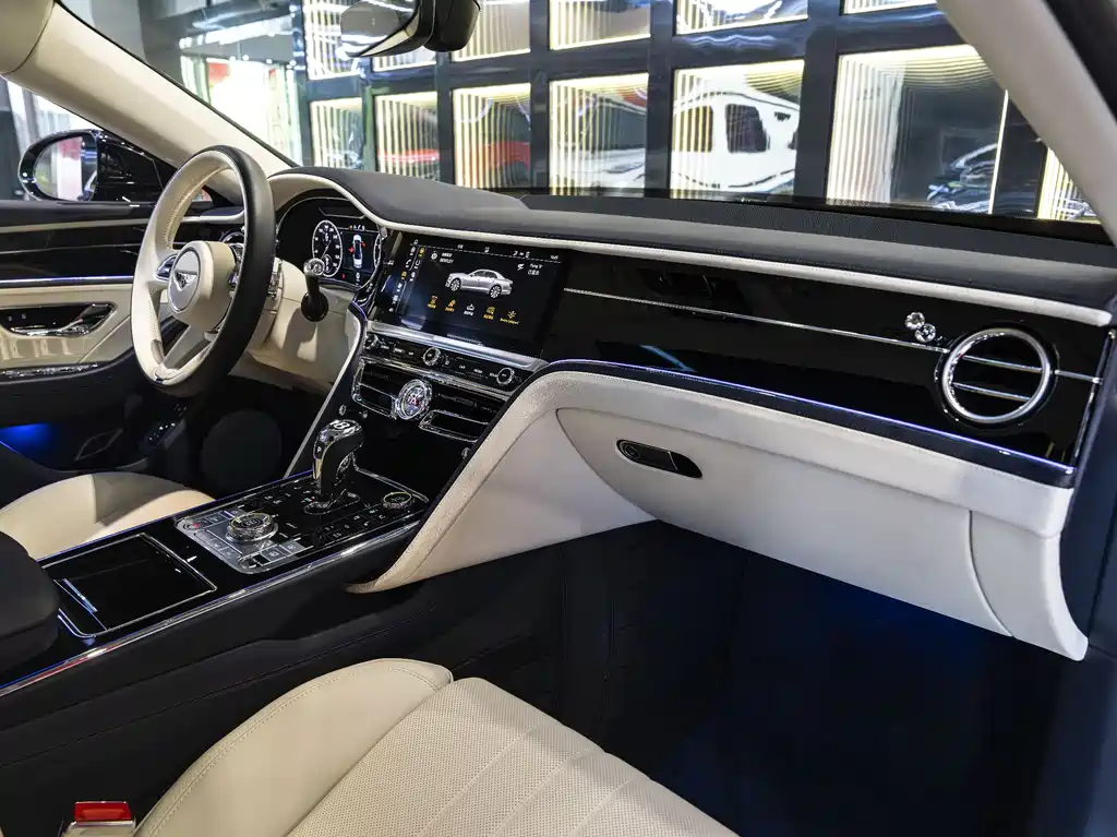 Bentley Flying Spur 2024 — фото 16