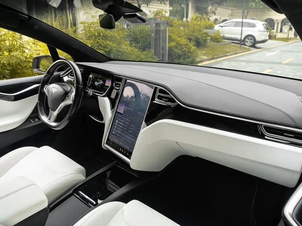 Tesla Model X 2017 — фото 15