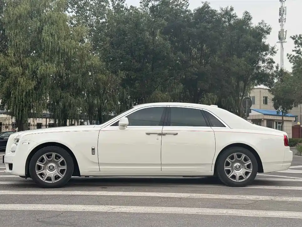 Rolls-Royce Ghost 2018 — фото 10