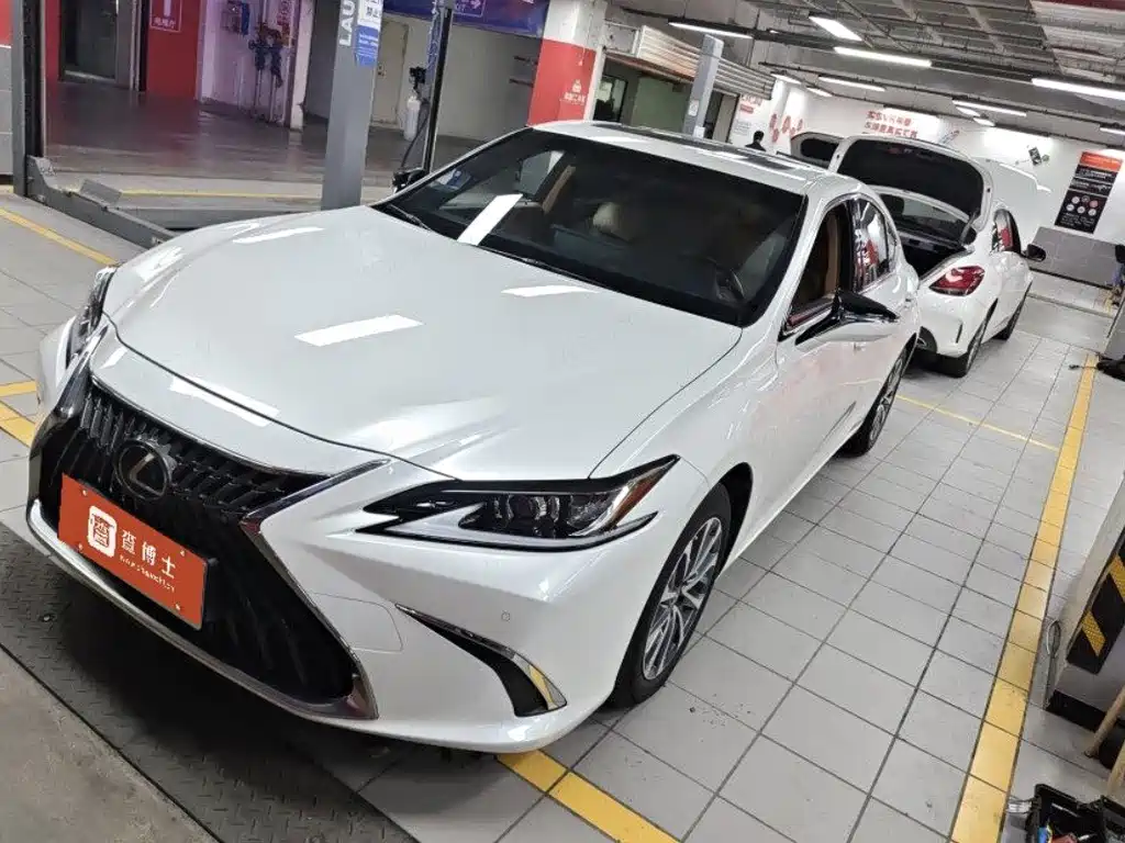 Lexus ES 2024 — фото 1
