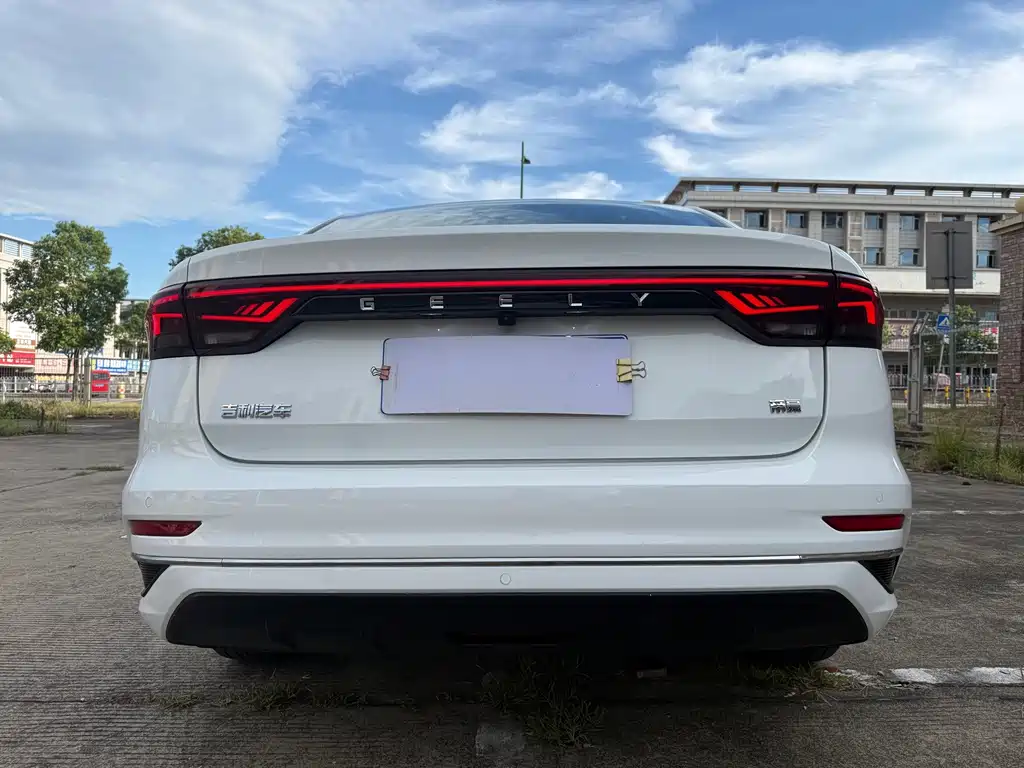 Geely Emgrand 2023