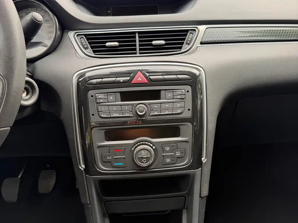 Peugeot 308 2016 — фото 17