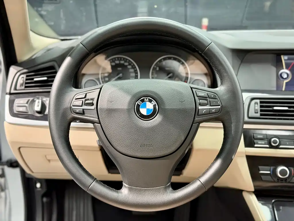 BMW 5 Series 2011 — фото 12