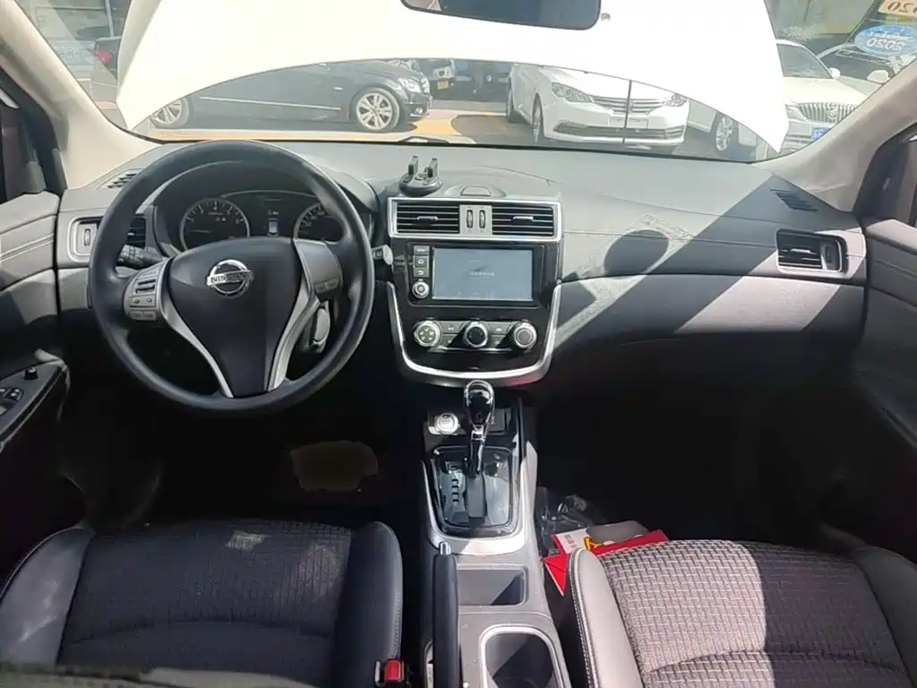 Nissan Tiida 2018 — фото 10