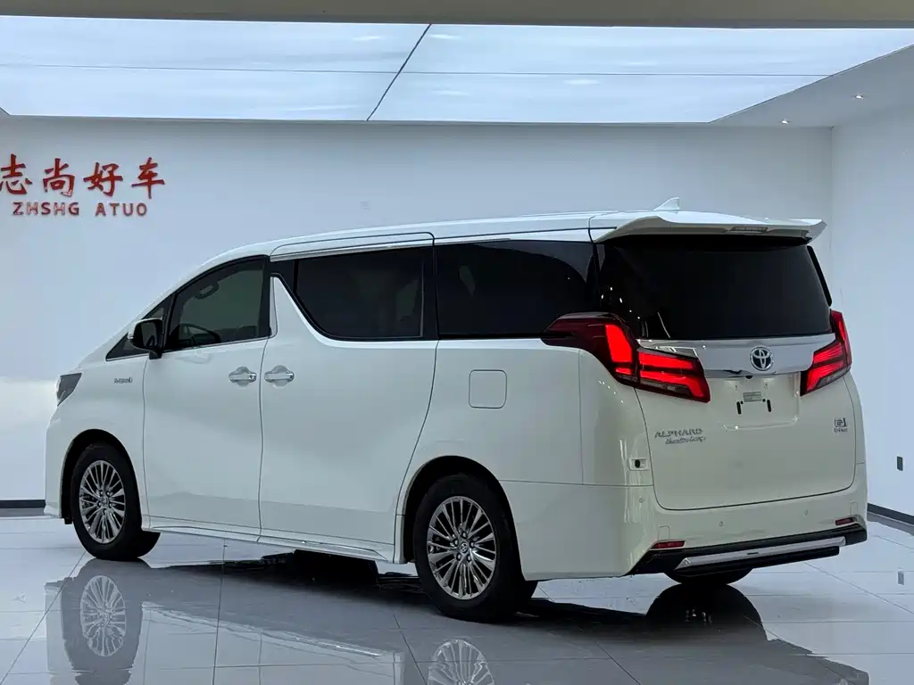 Toyota Alphard 2022 — фото 13