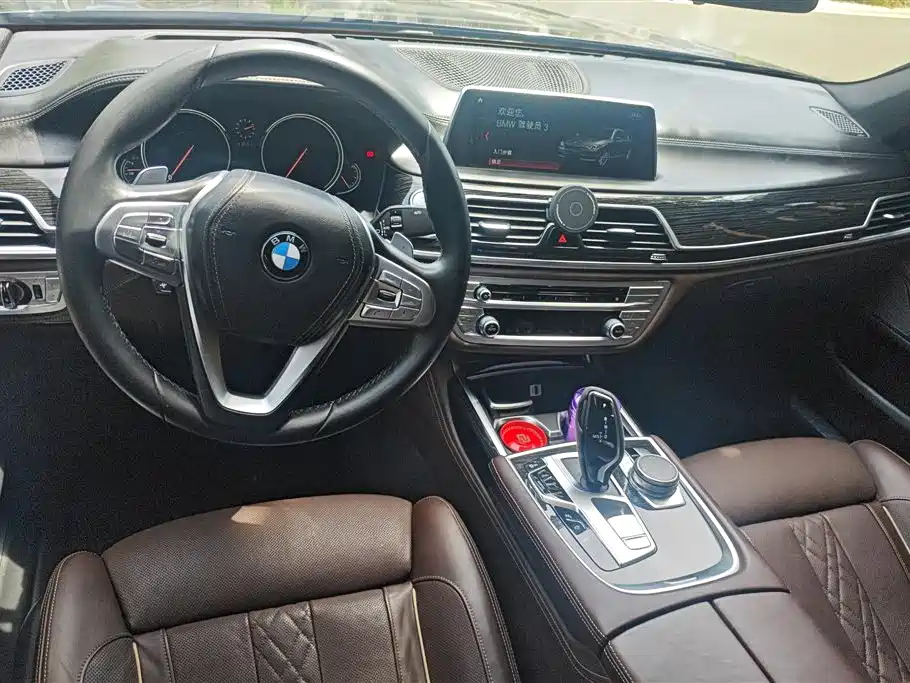 BMW 7 Series 2017 — фото 12
