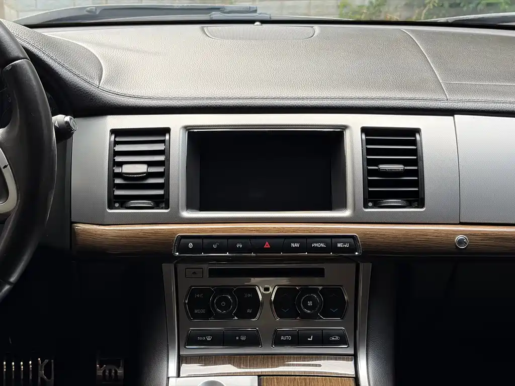 Jaguar XF 2015 — фото 10