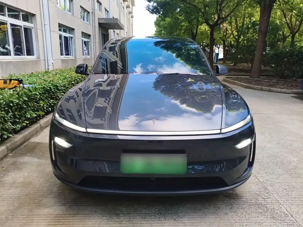 Tesla Model Y L 2026 — фото 3