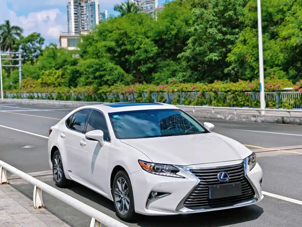 Lexus ES 2017 — фото 1