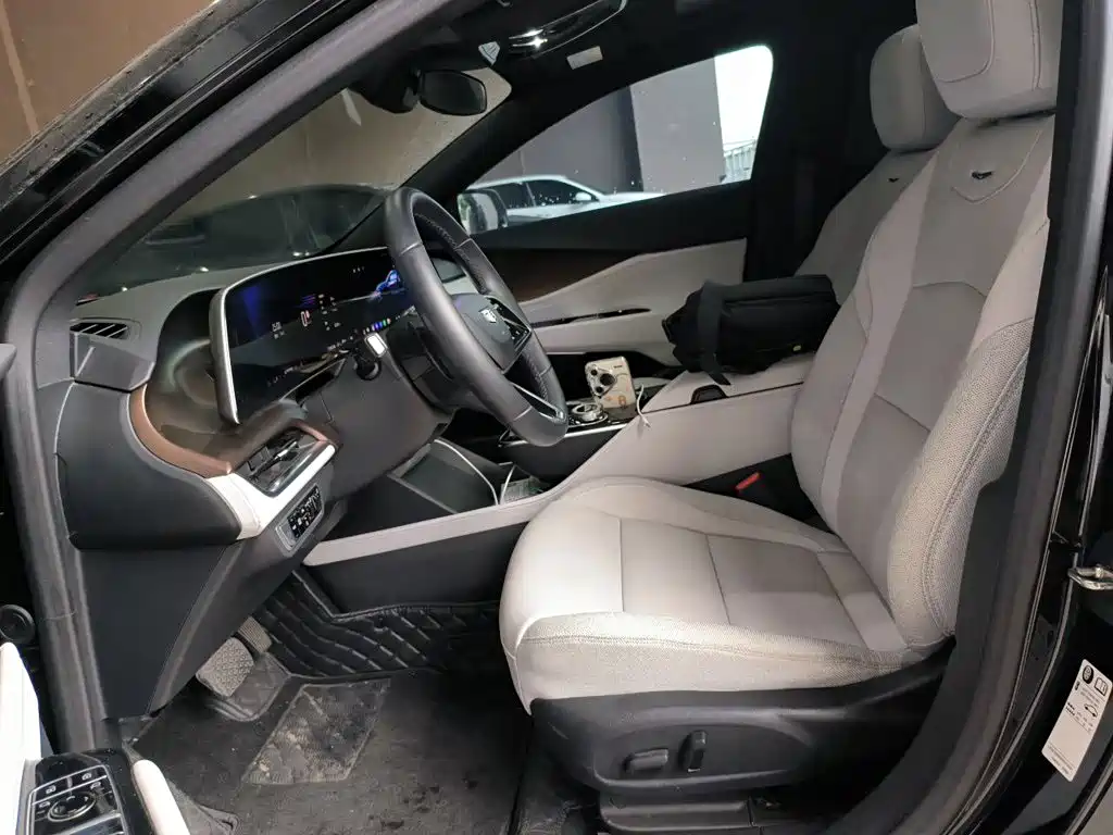 Cadillac GT4 2024 — фото 16