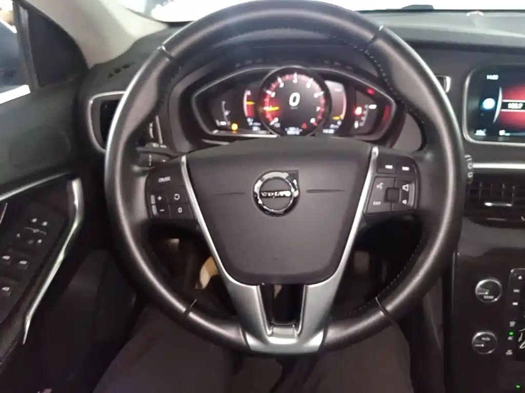 Volvo V40 2016 — фото 11