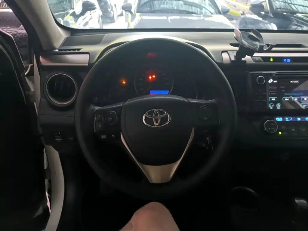 Toyota RAV4 2015 — фото 11