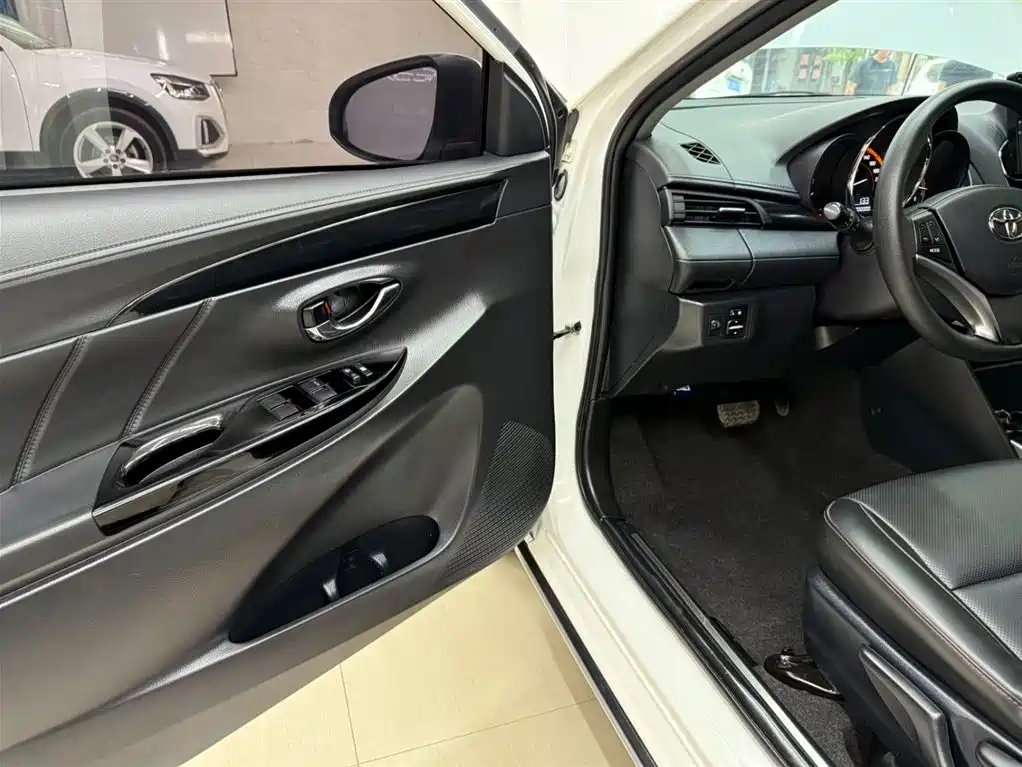 Toyota Yaris L 2022 — фото 8