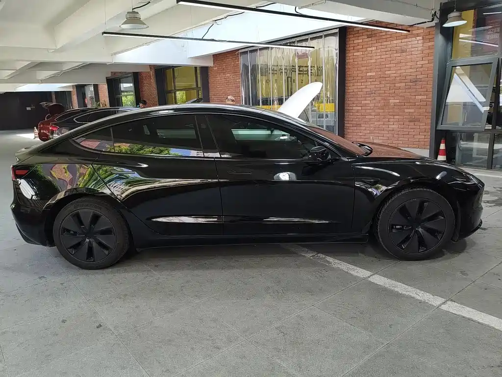 Tesla Model 3 2025 — фото 5