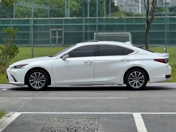 Lexus ES 2024