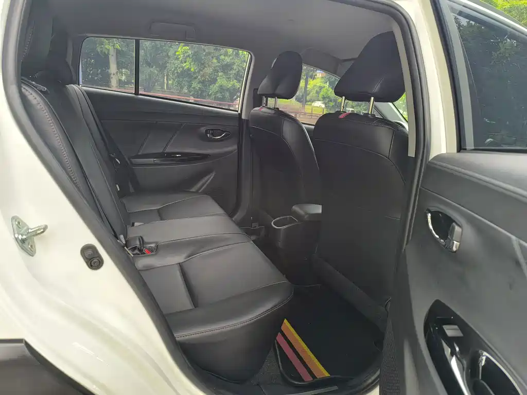 Toyota Yaris L 2023 — фото 13