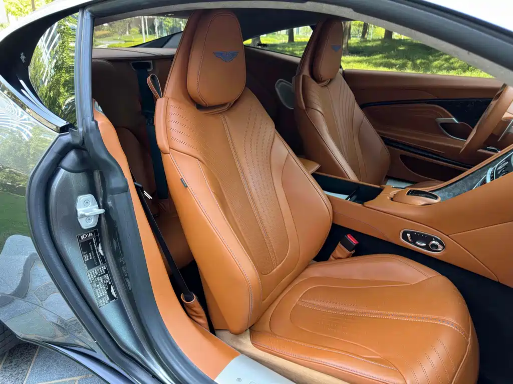 Aston Martin DB11 2018 — фото 14