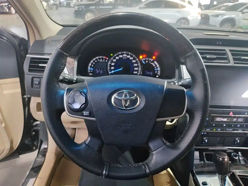 Toyota Camry 2015 — фото 11